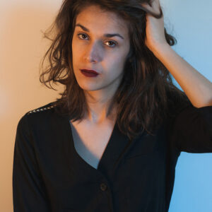 portrait buste d'une comédienne en intérieur, éclairé par des softboxes
