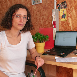 portrait en situation d'une personne à son bureau, éclairée par des softboxes