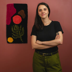 portrait en intérieur d'une artisan avec son produit tapis, éclairé par des softboxes