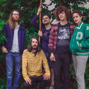 portrait en extérieur d'un groupe de musique, lumière naturelle