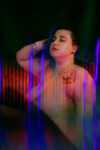 portrait d'un modèle nu avec présence de traces lumineuses dans la partie inférieure de la photo