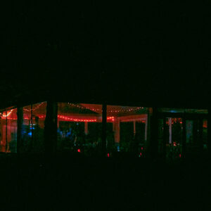 chapiteau de fête dans la nuit, vu de l'extérieur