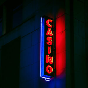 enseigne de casino éclairée dans la nuit