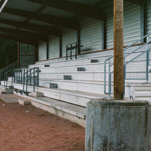 gradins d'une stade extérieur, photo argentique couleur