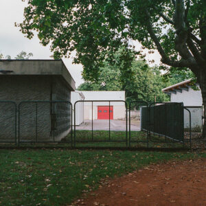 bâtiment communal avec une porte de garage rouge