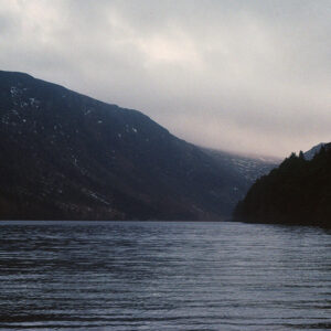lac emprisonné de montagnes en irlande, photo argentique couleur