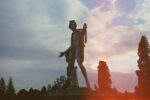 statue d'inspiration antique prise en contre-jour en fin de journée dans un jardin d'Irlande, photo argentique couleur
