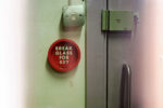 dispositif anti-incendie à trinity college (dublin, irlande), photo argentique couleur