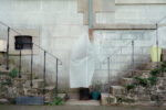sac par-dessus un sapin abandonné après noël, photo argentique couleur