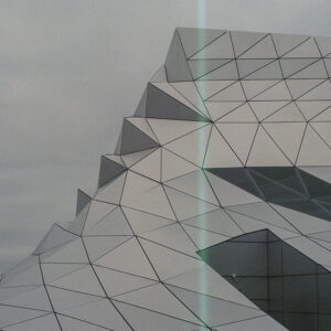 détail du toit du musée des confluences à lyon, photo argentique couleur